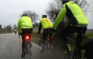 Nous pouvons constater que les vêtements clairs sont un atout pour notre sécurité par mauvais temps. 
Ajouter à cela un éclairage de bonne qualité accroît notre visibilité vis à vis des automobilistes
