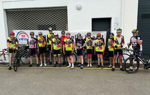 Beau groupe de 13 cyclos lors de la rando organisée par le club de Briec.
Manque sur la photo Pierre et Christian.
La pluie nous a accompagnée pratiquement toute la matinée.
Après ces derniers jours de fortes chaleurs, nous étions presque ravis 😜