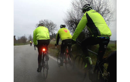 Nous pouvons constater que les vêtements clairs sont un atout pour notre sécurité par mauvais temps. 
Ajouter à cela un éclairage de bonne qualité accroît notre visibilité vis à vis des automobilistes