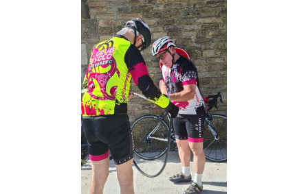 Deux experts, en pleine recherche du trou de crevaison 😁