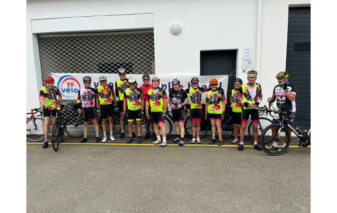 Beau groupe de 13 cyclos lors de la rando organisée par le club de Briec.
Manque sur la photo Pierre et Christian.
La pluie nous a accompagnée pratiquement toute la matinée.
Après ces derniers jours de fortes chaleurs, nous étions presque ravis 😜
