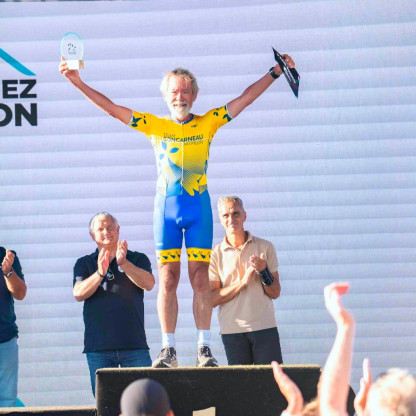 Podiums - Foule en délire pour Jean-Claude lors d'un triathlon à l'Alpe d'Huez.
Bravo à toi